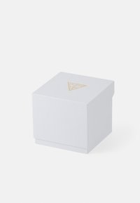 Scatola regalo bianca con texture, dotata di un logo dorato a forma triangolare sul coperchio, con chiusura a patta e un design semplice e minimalista.