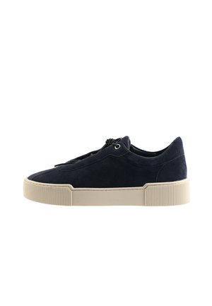 Lavskoet navy blå ruskindssneaker med beige tyk gummisål og rund snude, vist i sideprofil på hvid baggrund.
