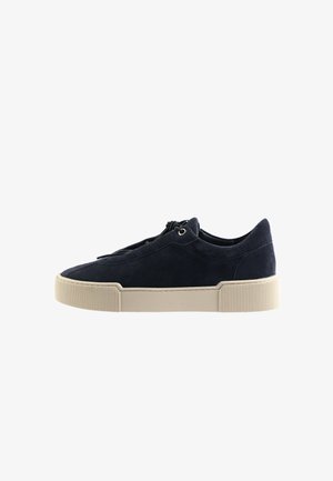 Lavskoet navy blå ruskindssneaker med beige tyk gummisål og rund snude, vist i sideprofil på hvid baggrund.
