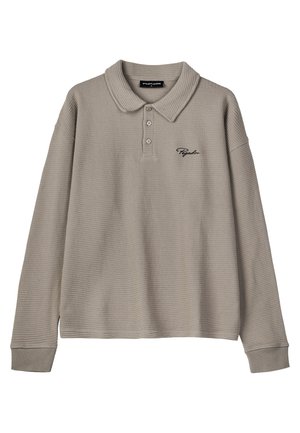 Lys grå langermet polo-skjorte med vaffel tekstur, tre knapper og ribbet krage. Har svart brodert logo på brystet.