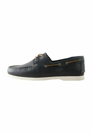 Czarny skórzany but typu boat shoe z białą podeszwą, brązowym detaltem sznurowadeł wokół boków oraz dwoma oczkami z brązowymi sznurówkami na górze, widok z boku.