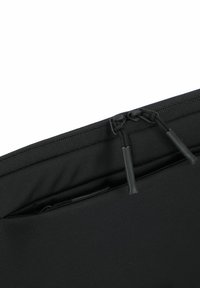 Schwarze, mit Reißverschluss versehenen Tasche aus strukturiertem Nylon. Verfügt über doppelte Reißverschlussanhänger und ein glattes, elegantes Design, das sich für die Aufbewahrung eignet.