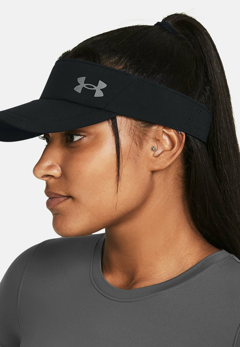 Visera negra con un ala ancha, que presenta un logo gris. Tela suave, ajustada al cuerpo, con agujeros de ventilación a cada lado.