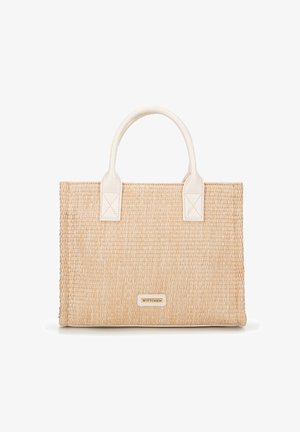 Woven straw taška v přírodní béžové barvě s hladkými bílými detaily z umělé kůže. Obsahuje dva horní popruhy a kovový logo značky.