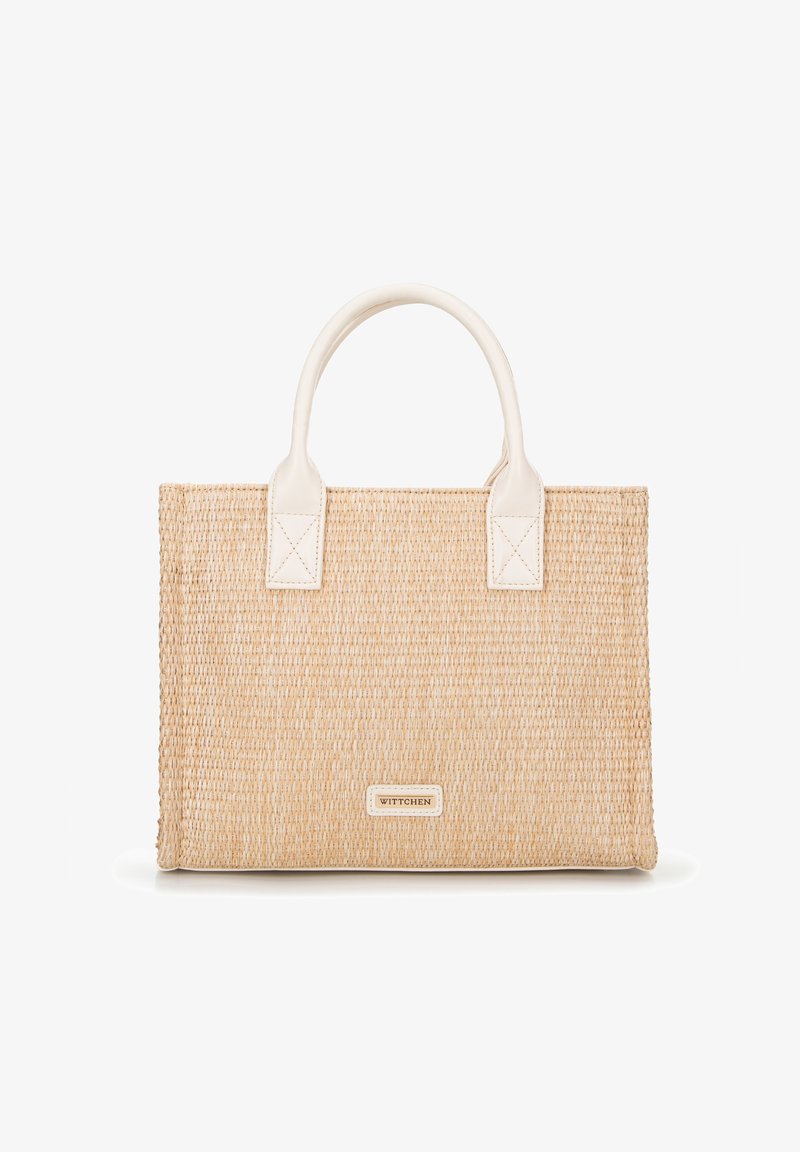 Bolso de paja tejido en beige natural con suaves acentos de cuero sintético blanco. Presenta dos asas superiores y un logo metálico de la marca.