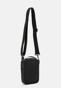 Borsa a tracolla nera realizzata in tessuto liscio, caratterizzata da una forma rettangolare, una tracolla regolabile e un manico superiore. Semplice, senza dettagli aggiuntivi.