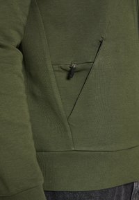 BOSS SKAZ - Majica s kapuljačom i patentnim zatvaračem - open green