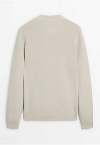 Pull en maille beige clair à manches longues avec col, poignets et bas côtelés, vu de dos sur fond blanc.
