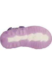 Paarse rubberen zool met een gestructureerd patroon en duidelijke witte accenten, met een golfontwerp voor verbeterde grip en tractie.