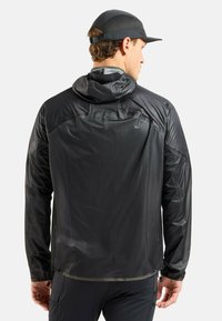 Schwarze leichte Jacke mit Kapuze, mit glatter Textur und verstellbarem Saum. Beinhaltet taillierte Ärmel und minimale Details.