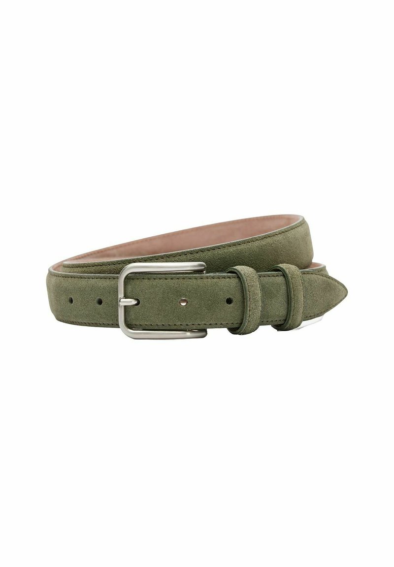 Grön mockabälte med en slät yta, silverfärgad metallspänne, två öglor och en spetsig ände; har flera hål för storleksjusteringar.