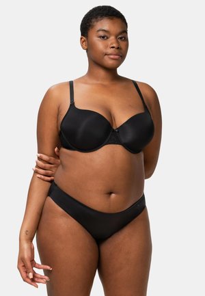 Soutien-gorge noir à armatures avec tissu lisse, accents en dentelle et bretelles réglables, assorti à une culotte bikini noire.