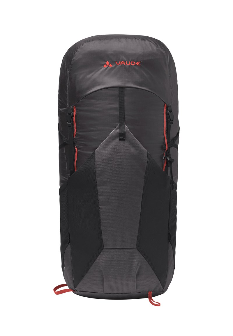 Grauer und schwarzer Rucksack mit schlanker Form, ausgestattet mit strukturierten Paneelen, roten Akzenten, verstellbaren Riemen und einem Reißverschlussöffnung.