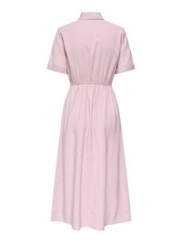 Robe midi rose clair avec manches courtes, col et taille élastiquée froncée, vue de dos sur fond blanc.