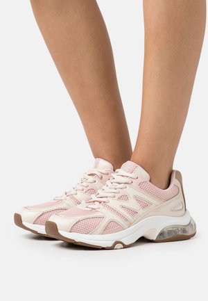 Las zapatillas deportivas de malla rosa claro presentan un diseño estructurado con acentos blancos, una suela acolchada y detalles translúcidos en el talón.