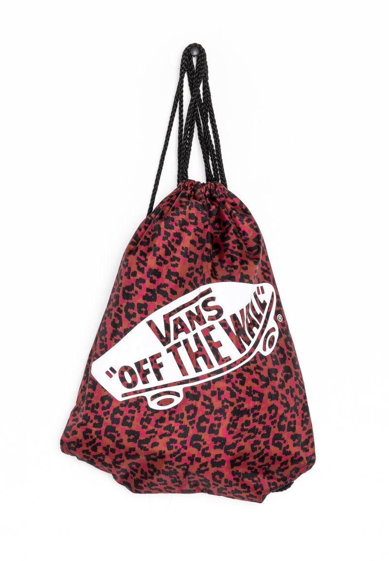 Sac à dos à cordon avec imprimé léopard rouge et noir et logo Vans "Off The Wall" blanc, avec des cordons noirs tressés comme bretelles.