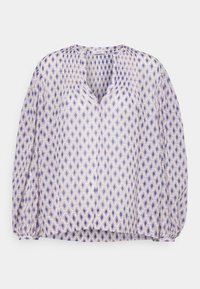 Blouse met lange mouwen met een blauw en paars geometrisch diamantenpatroon, V-hals en geplooide halslijn en manchetten, getoond tegen een witte achtergrond.