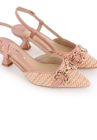 Zapatos de tacón rosa tipo slingback con parte superior de tejido texturizado, punta afilada y detalle de cadena dorada. Presenta un pequeño tacón cuadrado para mayor estabilidad.