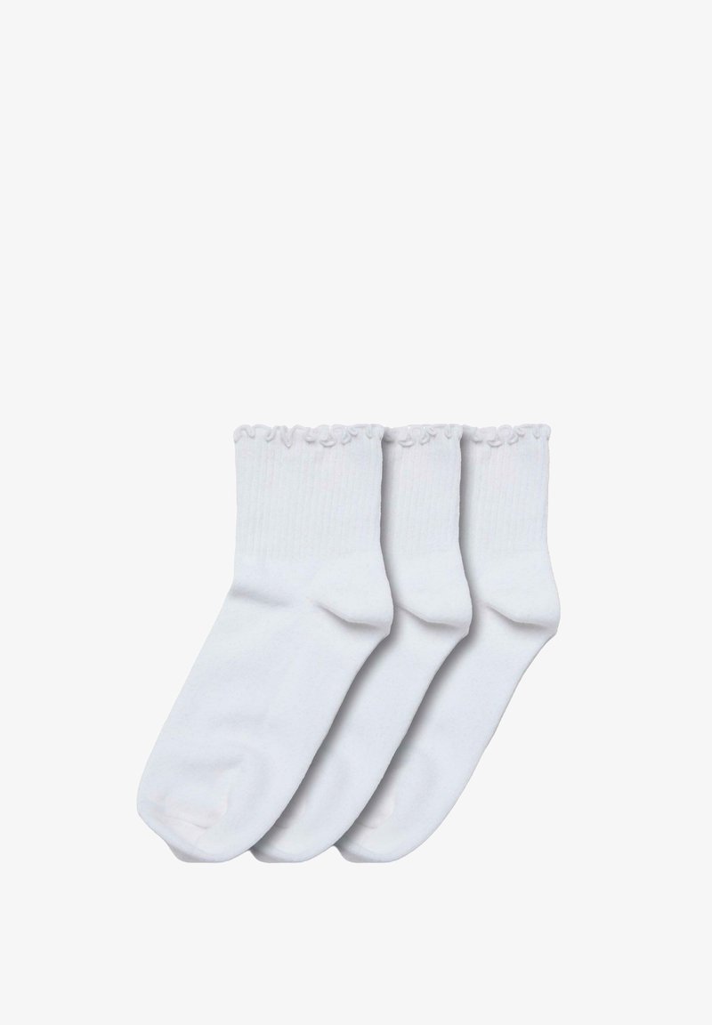 Chaussettes blanches en coton avec un haut à volants, trois paires au total. Texture douce et design classique de longueur cheville. Pas de motifs visibles ni de pièces métalliques.