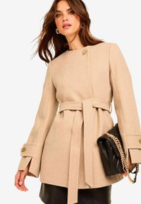 Lipsy REGULAR FIT - COLLARLESS BELTED SMART - Īss mētelis - beige
