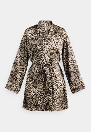 Robe en satin à imprimé léopard avec des manches longues, un col et une ceinture à nouer. Elle présente une texture douce et lisse ainsi que des couleurs terre naturelles.