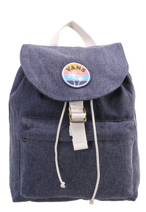 Sac à dos Vans bleu denim avec poche avant, cordon blanc, sangle beige avec boucle et écusson circulaire montrant des palmiers et des couleurs de coucher de soleil.