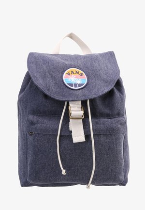 Sac à dos Vans bleu denim avec poche avant, cordon blanc, sangle beige avec boucle et écusson circulaire montrant des palmiers et des couleurs de coucher de soleil.