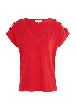 T-shirt en coton rouge avec un col en V, des manches courtes et des accents de bouton sur les épaules. Texture lisse, coupe décontractée et design casual.