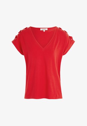 Camiseta de algodón roja con escote en V, mangas cortas y detalles de botones en los hombros. Textura suave, corte relajado y diseño casual.