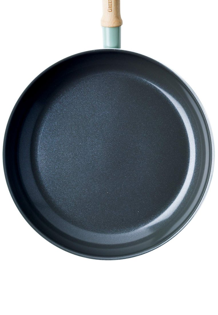 Antihaft-Bratpfanne mit einem dunkelgrauen Inneren, einem hellen Holzgriff und einem mintgrünen Akzent nahe dem Boden. Glatte, runde Form.