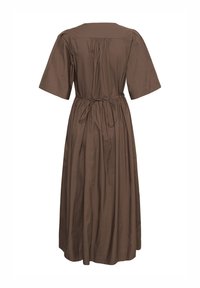 Robe midi marron à manches courtes, taille froncée attachée avec une fine ceinture, et jupe plissée ample, vue de dos sur fond blanc.