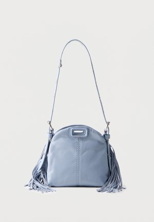 Bolso de hombro de cuero azul claro con correa larga y flecos en ambos lados, con costura vertical central y un pequeño asa superior como detalle.