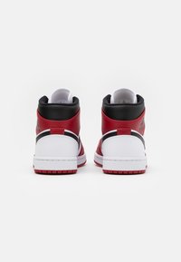Jordan AIR JORDAN 1 MID - Sapatilhas de cano alto - white/gym red/black