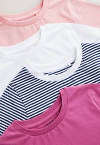 Quatre t-shirts en rose, blanc, rayures marines et magenta. Manches courtes, col rond, en coton doux, texture lisse.