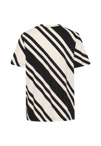 Kortærmet t-shirt i cremefarve med kraftige, diagonale sorte striber, der har en afslappet pasform og blødt bomuldsmateriale.