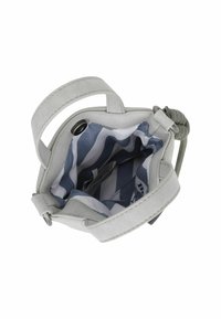 Borsa a mano in finta pelle grigia con manico ad anello e fodera in tessuto a strisce. Presenta una chiusura a scatto e una tasca interna per oggetti piccoli.