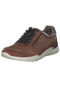 Zapatilla de piel marrón con cordones azul marino, cremalleras laterales y acentos texturizados. Suela blanca con detalles sutiles en negro y rojo.