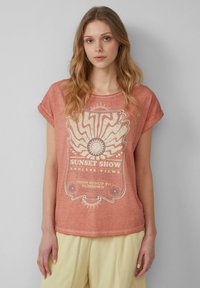 Roestkleurig T-shirt met korte mouwen, voorzien van een grafische print met een zon en tekst. Zachte stof, relaxed fit en een licht afgeronde halslijn.