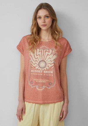 Rostfarbener, kurzärmeliger T-Shirt mit einem grafischen Druck, der eine Sonne und Text zeigt. Weicher Stoff, lockere Passform und leicht abgerundeter Ausschnitt.