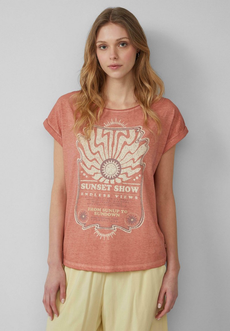 Roestkleurig T-shirt met korte mouwen, voorzien van een grafische print met een zon en tekst. Zachte stof, relaxed fit en een licht afgeronde halslijn.