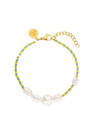 Delicaat armbandje met onregelmatige witte parels, kleine turquoise en gouden kralen, gouden sluiting en een gouden label gegraveerd met "PURELEI."