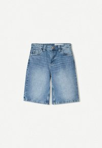 Shorts en denim bleu clair à coupe droite, avec cinq poches et un bouton de fermeture en cuivre. Présente un léger délavage et des détails de couture.
