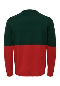 Strickpullover mit einem grünen Oberteil und einem roten Unterteil, ausgestattet mit einem Rundhalsausschnitt und gerippten Bündchen. Die Textur ist glatt und leicht dehnbar.