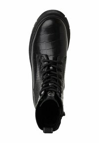 Bottine noire en cuir avec une texture crocodile, bout rond, design à lacets et fermeture éclair sur le côté. Semelle en caoutchouc avec un bord épais.