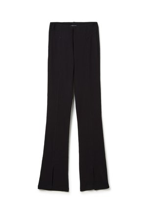 Pantalones acampanados negros hechos de tejido texturizado, con bolsillos frontales y aberturas laterales en los dobladillos, y una cintura ajustada.