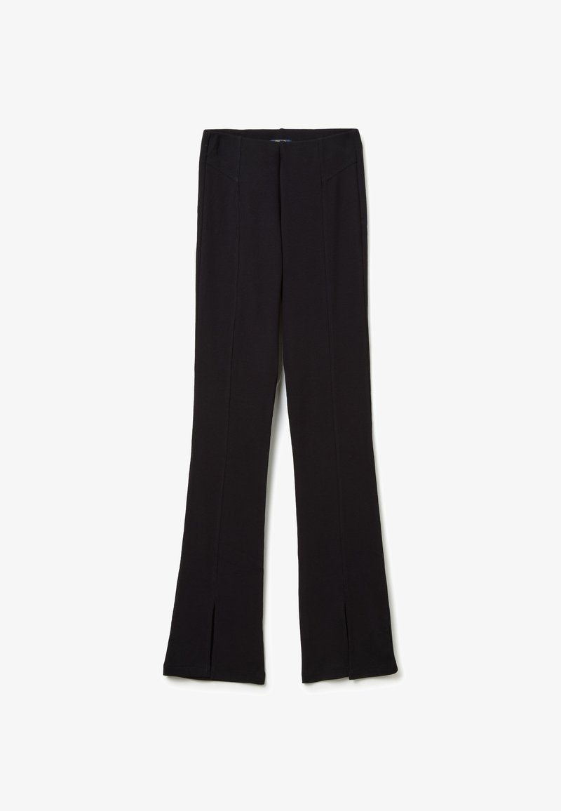 Pantalons évasés noirs en tissu texturé, avec des poches avant et des fentes sur les ourlets, dotés d'une taille ajustée.