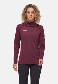 Bordeauxfarbenes Langarmoberteil mit einem Schalkragen-Design und Logo-Details. Hergestellt aus einem glatten, elastischen Stoff, geeignet für Outdoor-Aktivitäten.