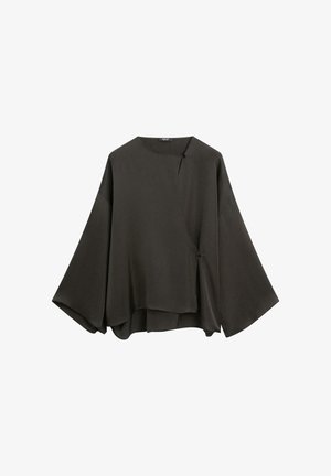 Donkergroen, loszittend bovenstuk met wijde mouwen en een ronde halslijn. Heeft een overslagontwerp met een knoopdetail aan de voorkant.