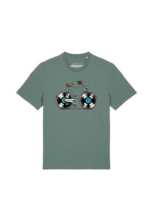 Grünes T-Shirt mit einer Grafik eines Fahrrads, dessen Räder Schallplatten sind und einem braunen Sattel und Griffen.