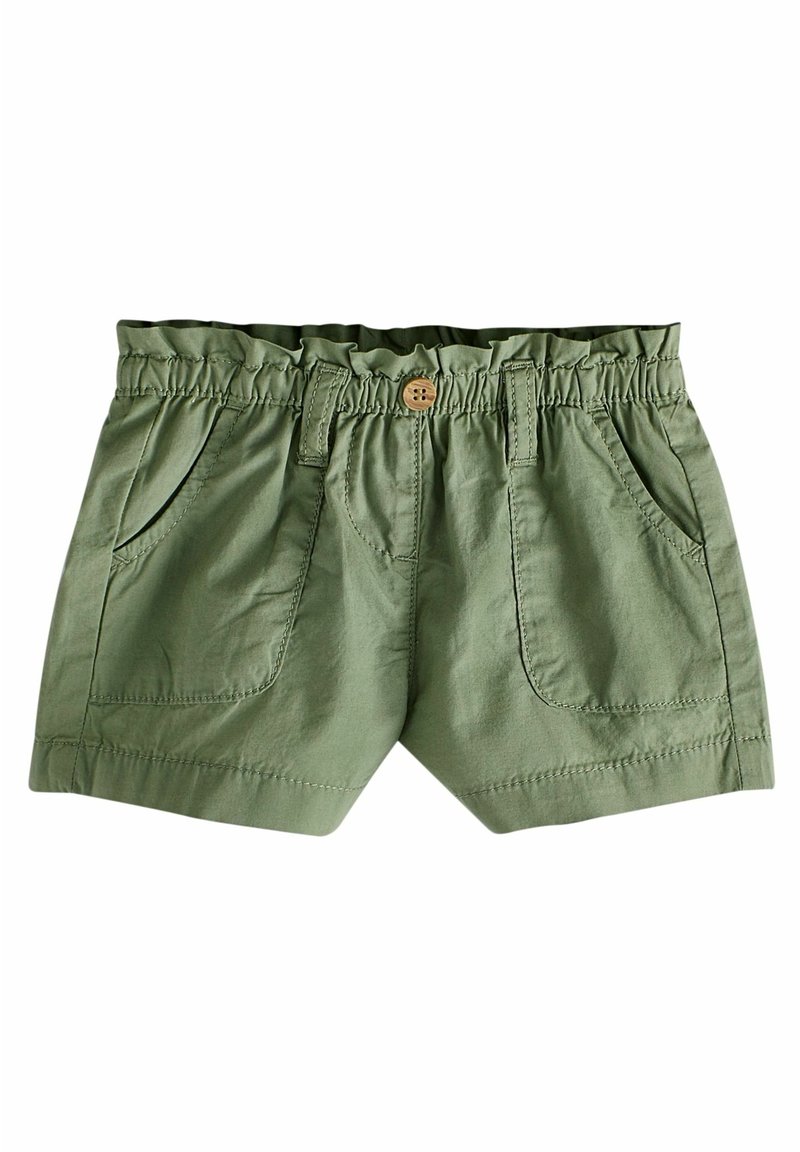 Shorts pour tout-petit vert olive avec taille élastique, bouton décoratif, passants de ceinture et deux poches avant sur fond blanc.